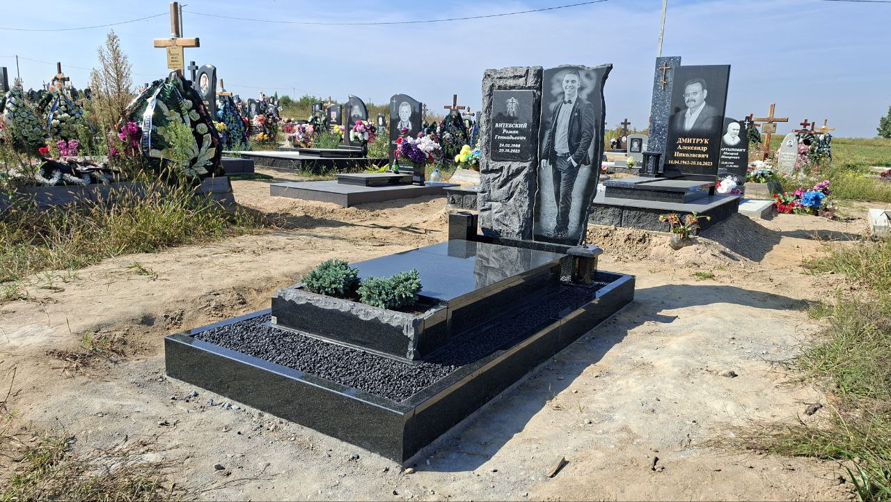 Памятник Скала из необработанного гранита с рваным краем, Брест.