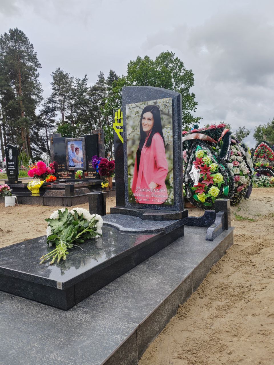 Вертикальный памятник с большим цветным портретом в полный рост и гранитным надгробием, Брест.