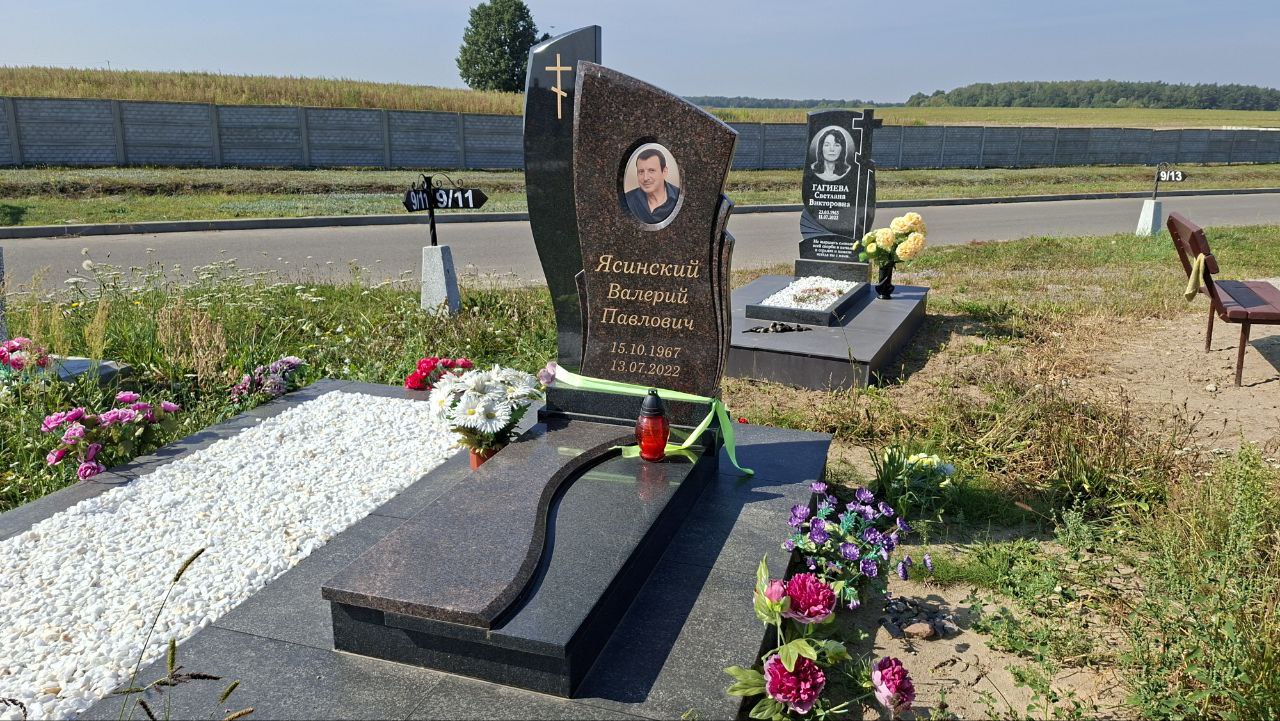 Фигурный памятник из черного гранита с S-образным изгибом и белым щебнем, Брест.