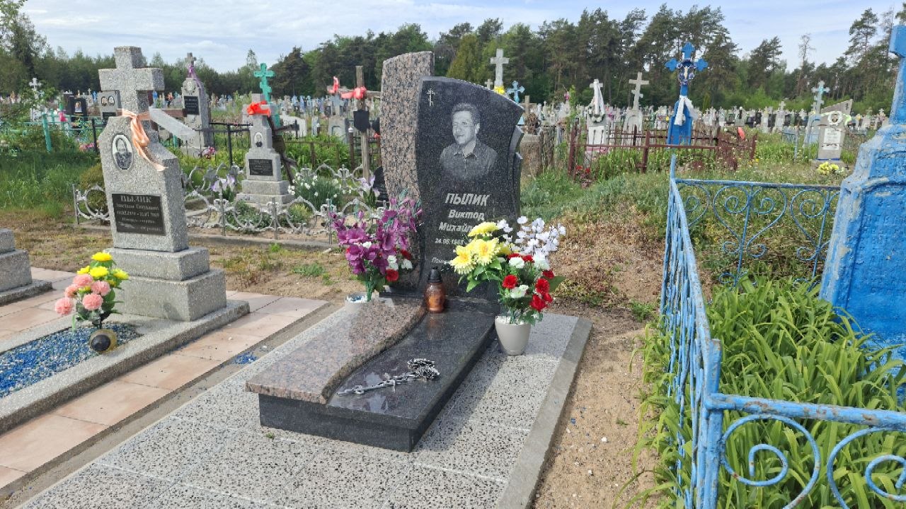 Вертикальный памятник из черного гранита с приставной стелой, Брест