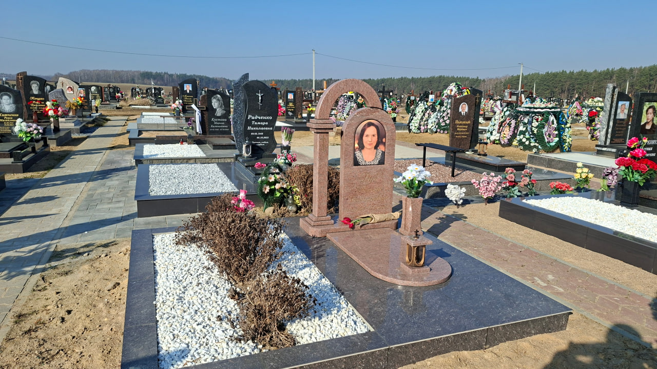 памятник с аркой из красного гранита с аркой и фотокерамикой, Брест.