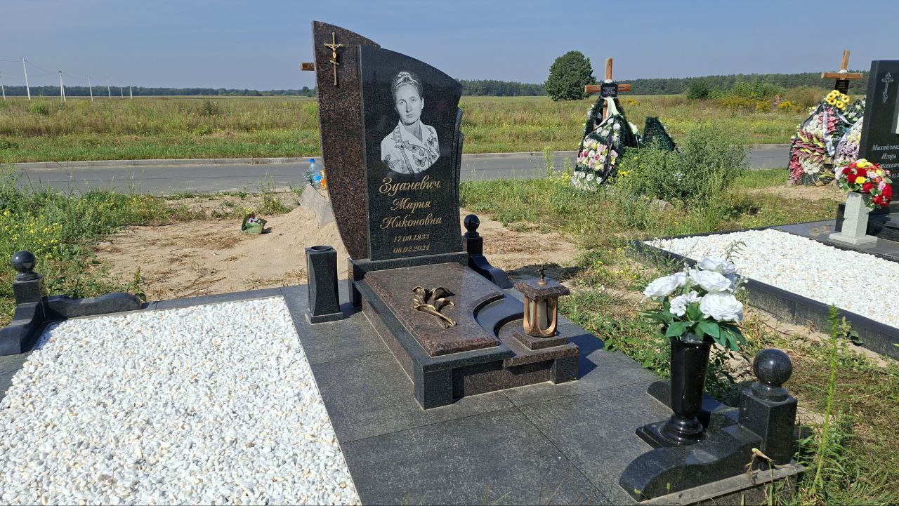 Асимметричный памятник из черного гранита с портретом и белым декоративным щебнем, Брест.