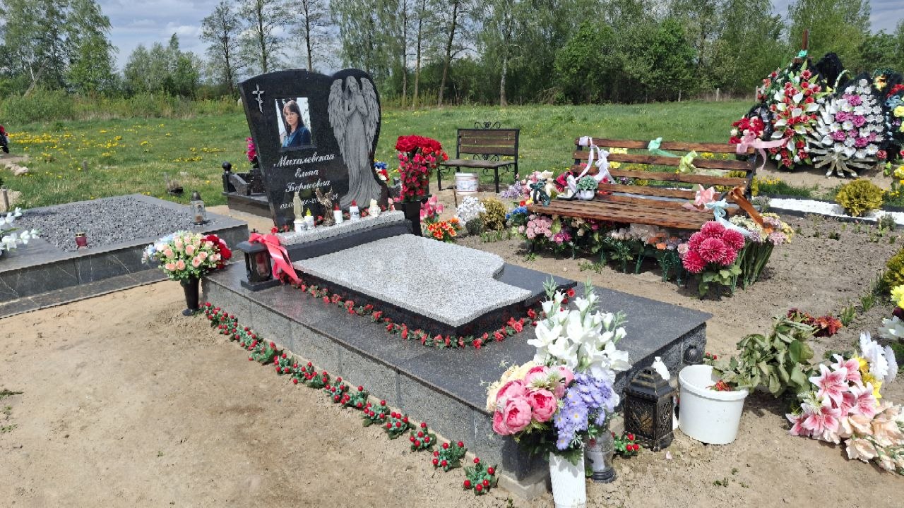 Памятник из черного и серого гранита с гравировкой ангела и высокой плитой, Брест.