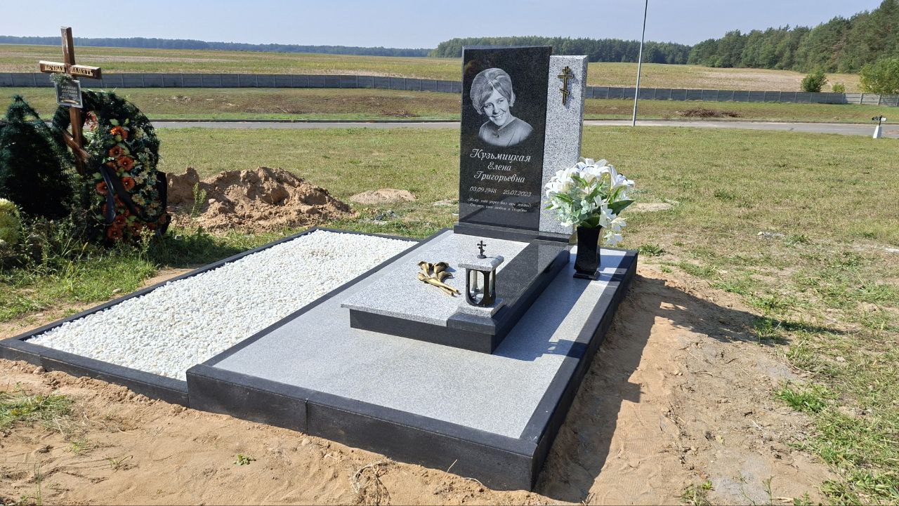 Комбинированный памятник из черного и светлого гранита, с полной облицовкой участка плиткой, Брест.