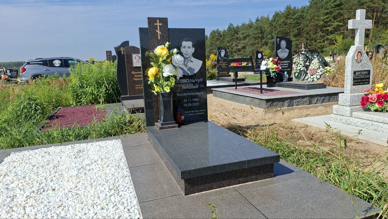 Вертикальный черный памятник с портретом и комбинированным благоустройством (плитка и щебень), Брест.